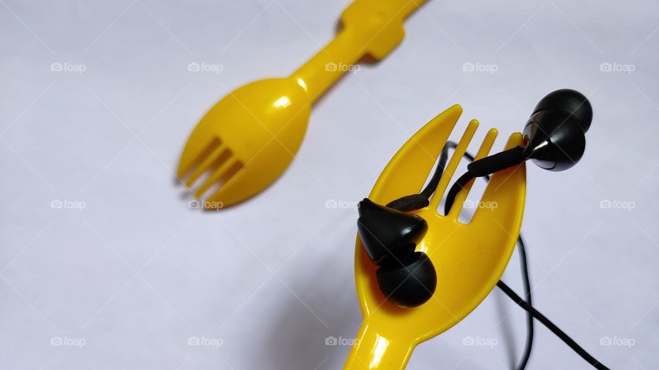 Forks grabbing headsets