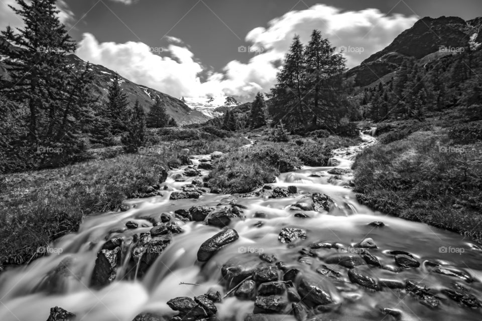 Streams of water that arise from the glacier and meet on the slopes of the mountain and then, united, descend towards the valley.