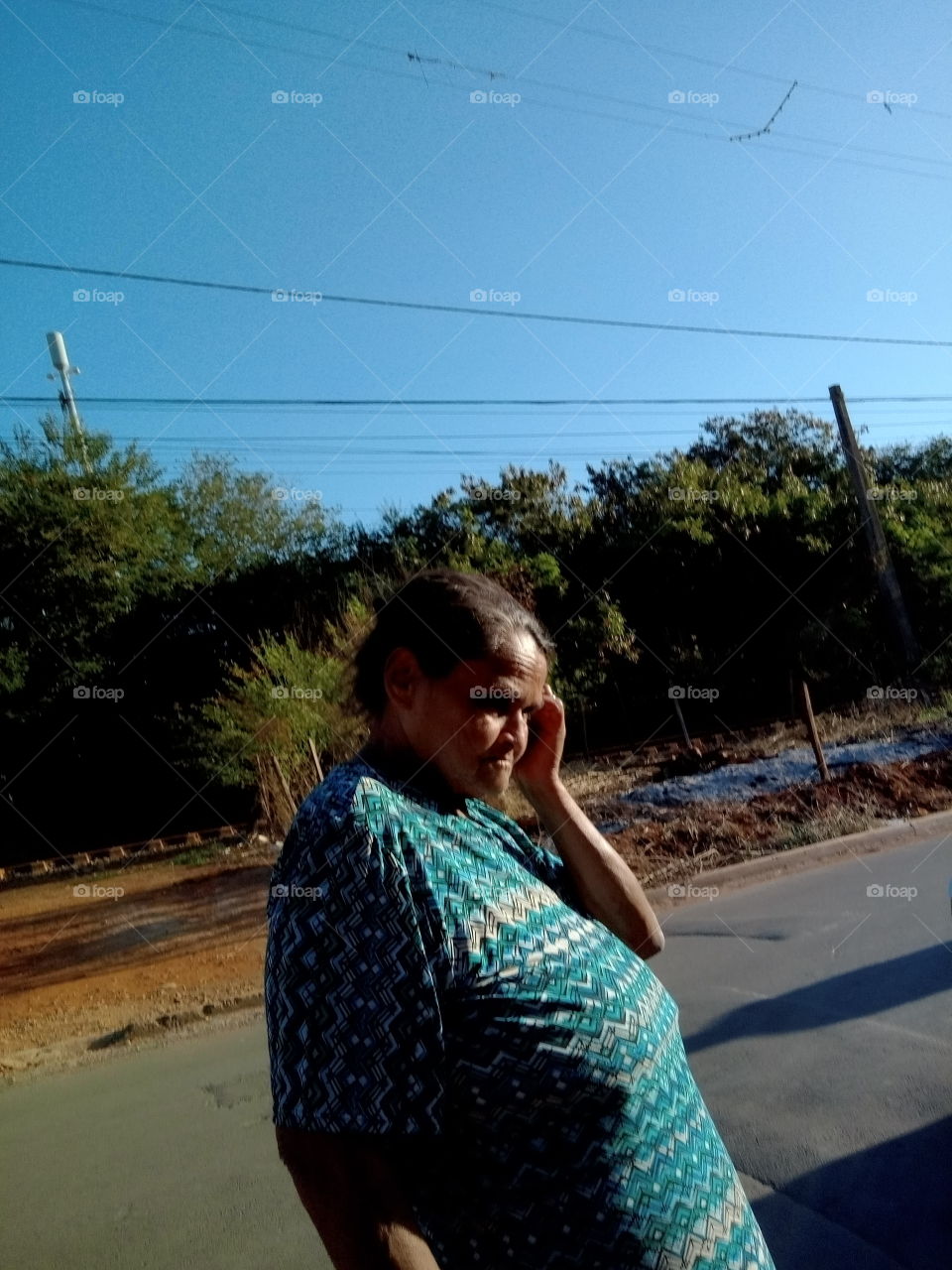 Senhora na  calçada