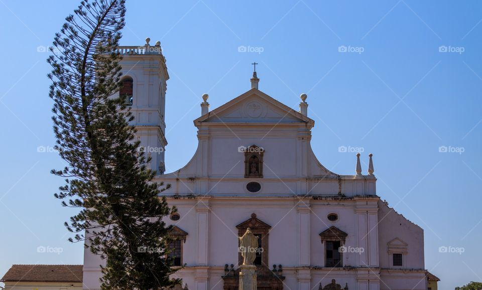 The architecture style of the Se Cathedral is Portuguese-Manueline. The exterior is Tuscan, whereas the interior is Corinthian and was built in the 16th century