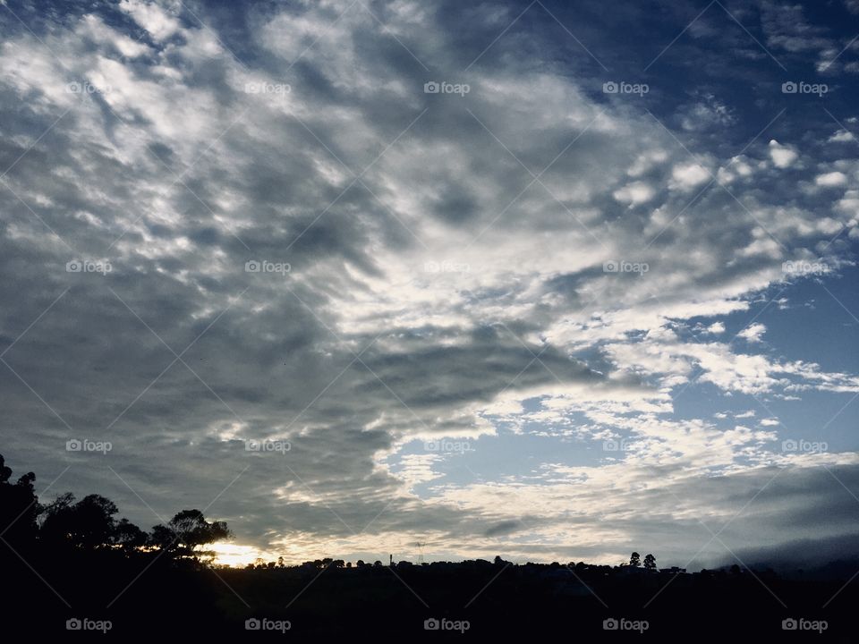 Nature and its beauty!  Now: 6:30 am in Itatiba-SP, with gray clouds and dubious dawn.  Have we a frowning second or an inspiring day? A natureza e sua beleza! Agora: 06h30 em Itatiba-SP, com nuvens cinzentas e amanhecer dúbio.