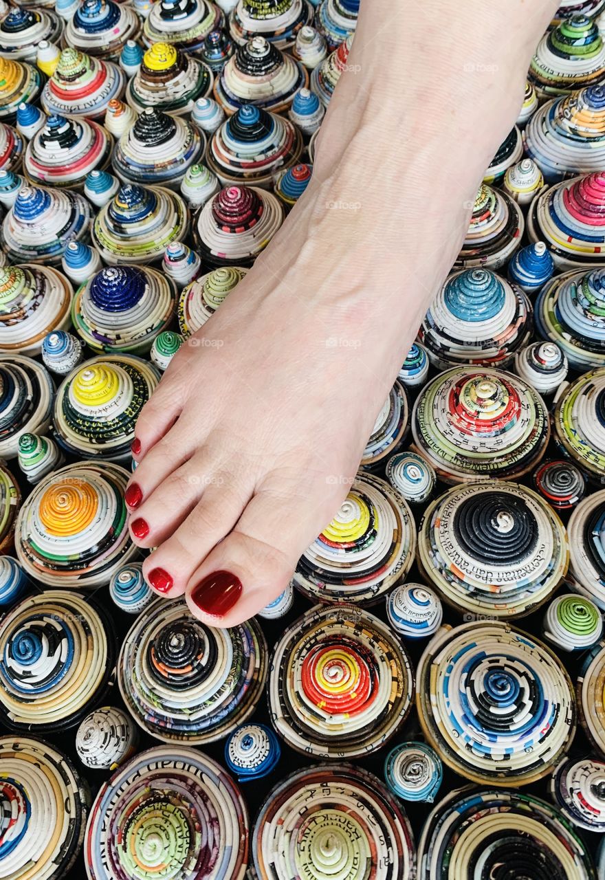 Can you see my foot? 