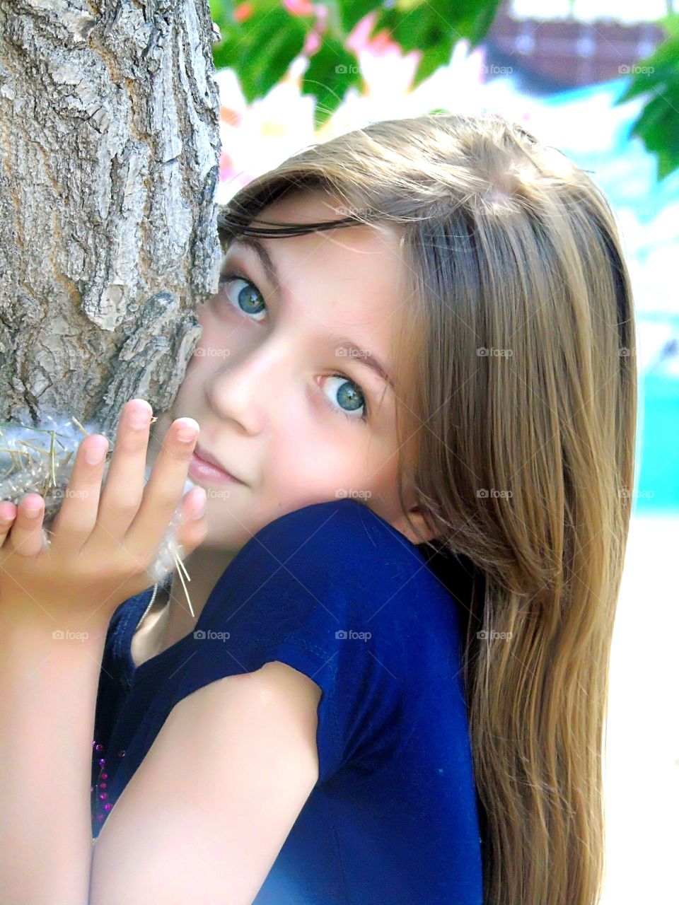 girl near the tree