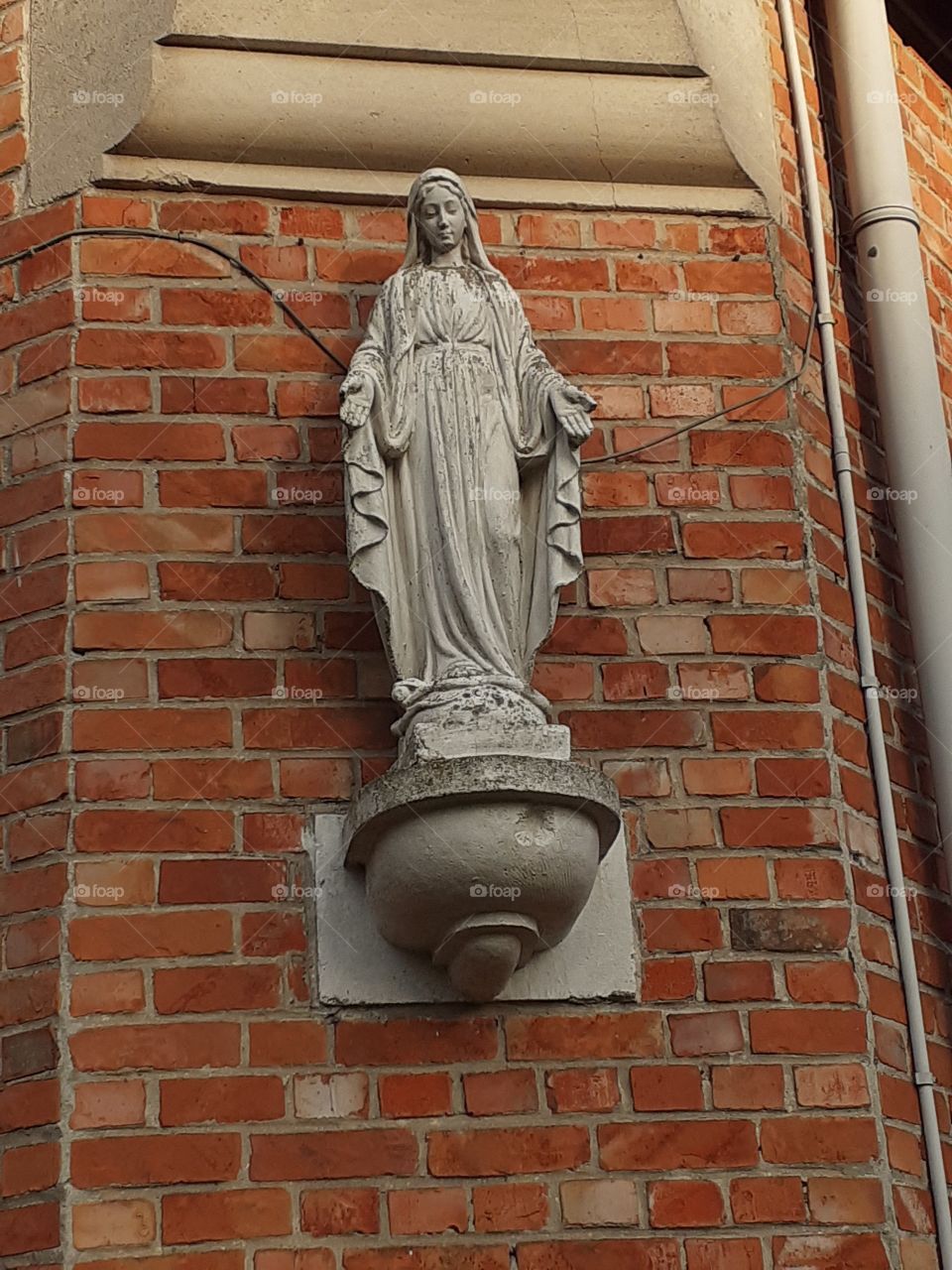 A feminine image to a house