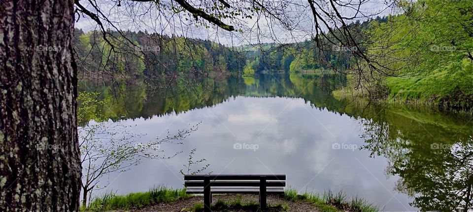 This is the „Eginger See“, the „Eging Lake“ by the town of „Eging“ in the „Bavarian Forest“ or „Bayerischer Wald“. This mountain lake is so still and clear that it renders a perfect mirror image of all that surrounds it. 2024. Hypnotic Productions