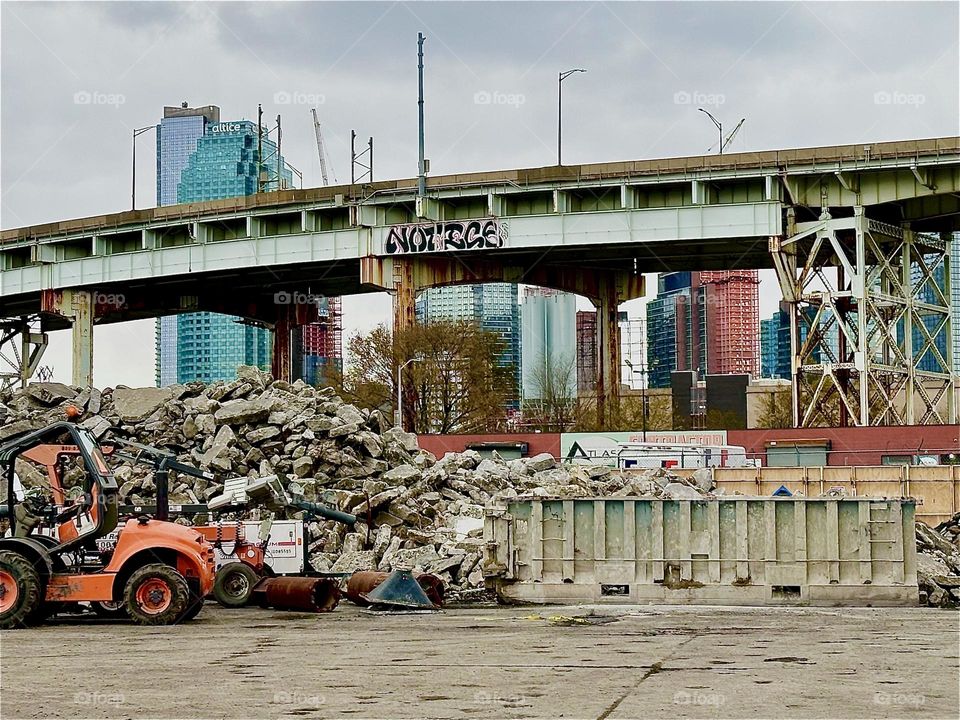 This is the construction site off „Review Avenue“ near „Borden Avenue“ at „Dutch Kills“ in LIC, Queens. The unmistakably recognizable structure of the „Brooklyn Queens Expressway“ is right behind it. 2023. Hypnotic Productions