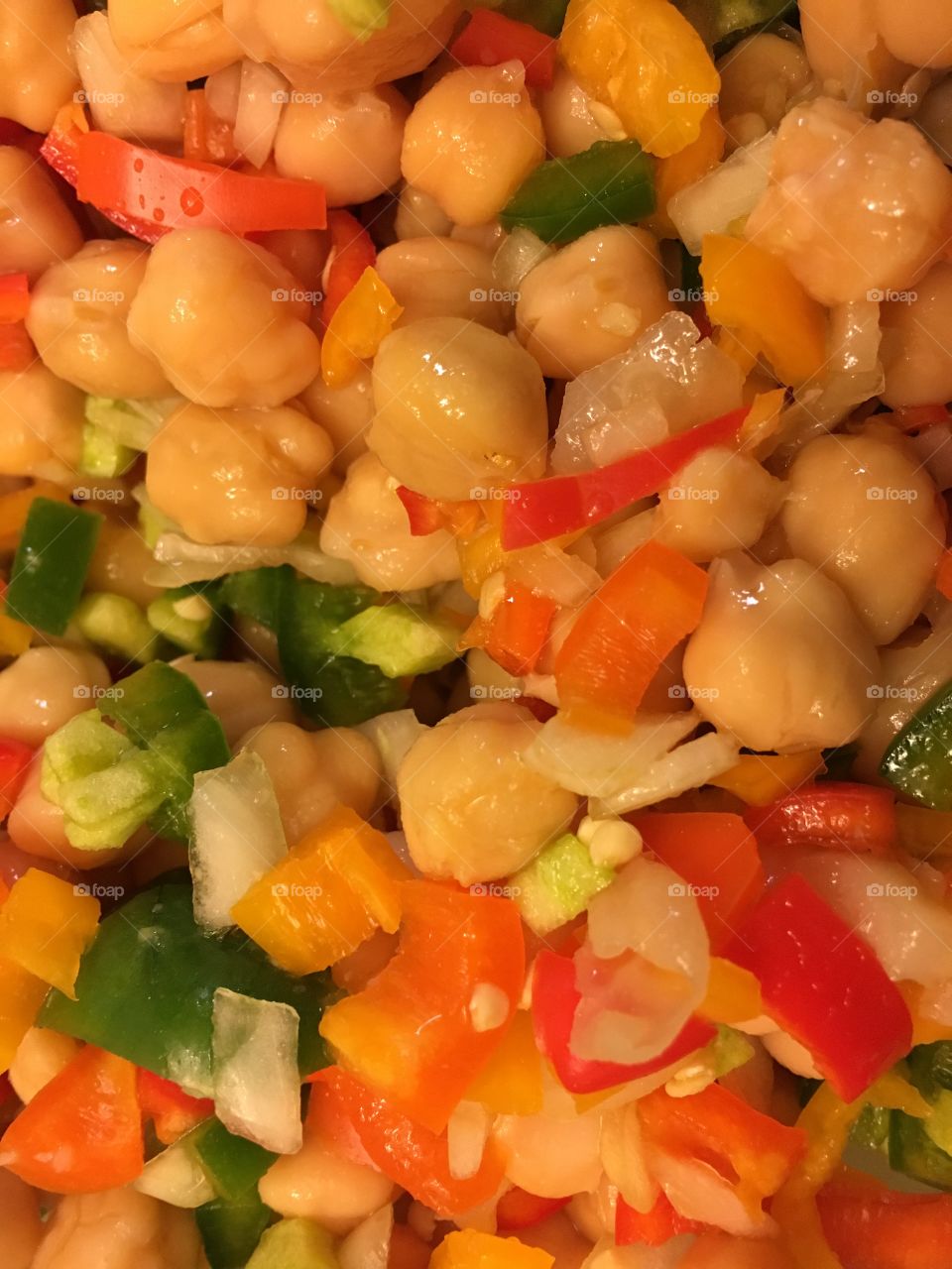 Salad with peppers and chickpeas