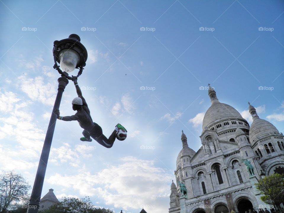 Un acrobate devant la basilique du sacré-cœur de Montmartre à Paris