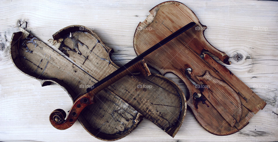 broken violin. repearing