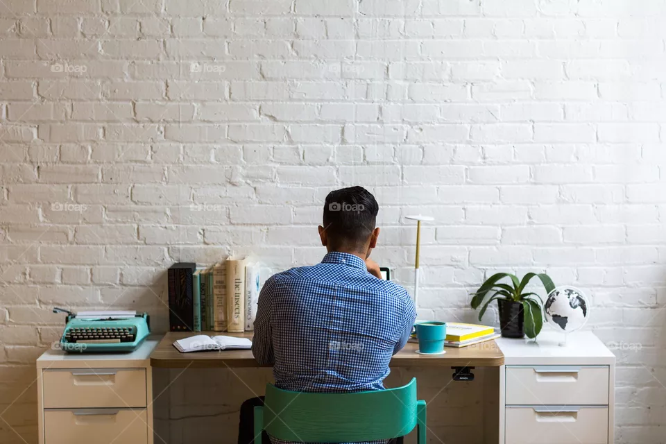 Hombre que trabaja en oficina moderna