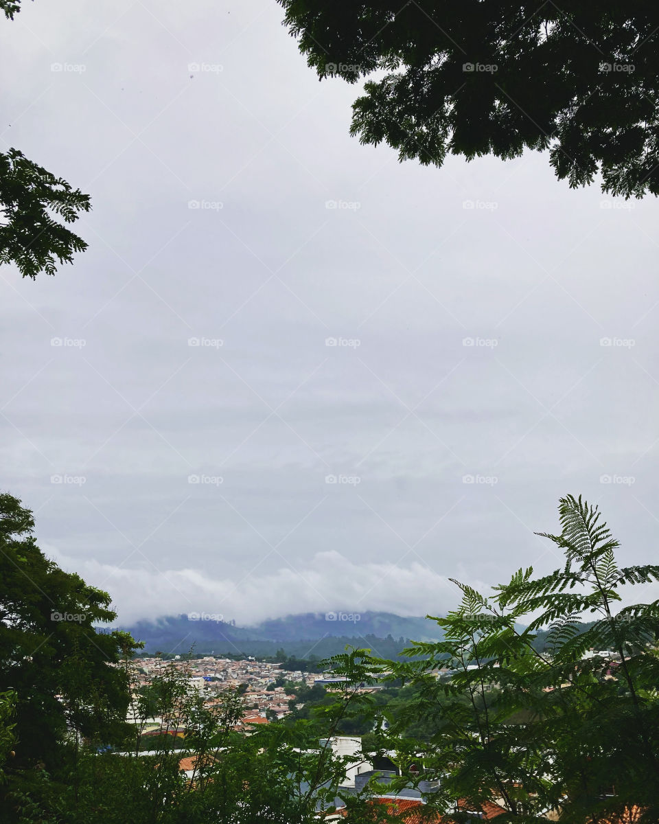 Muito cinza e muito escuro. Dia chuvoso, moribundo.

Cadê você, horizonte azul?

Volte logo, amigo sol…