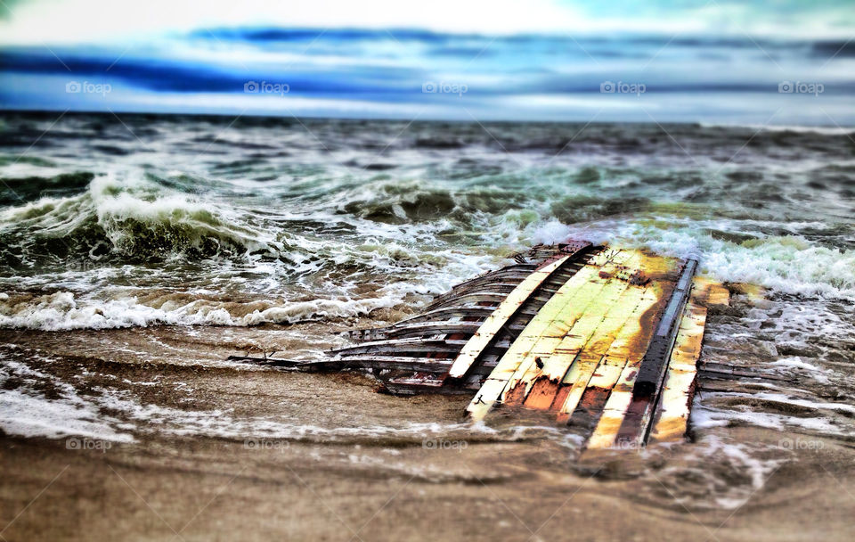 ocean shipwreck by runtographer