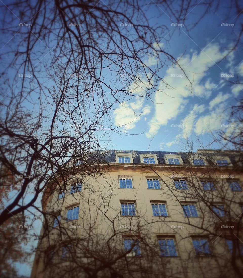 edificio y nubes