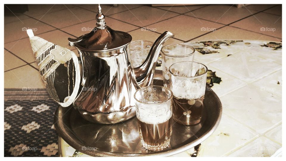 C'est du traditionnel...C'est une photo qui essaie toute seule da marquer la place du thé dans la tradition marocaine.C'est une photo qui touche notre coeur et notre âme pour nous marquer les moments traditionnel avec le thé.