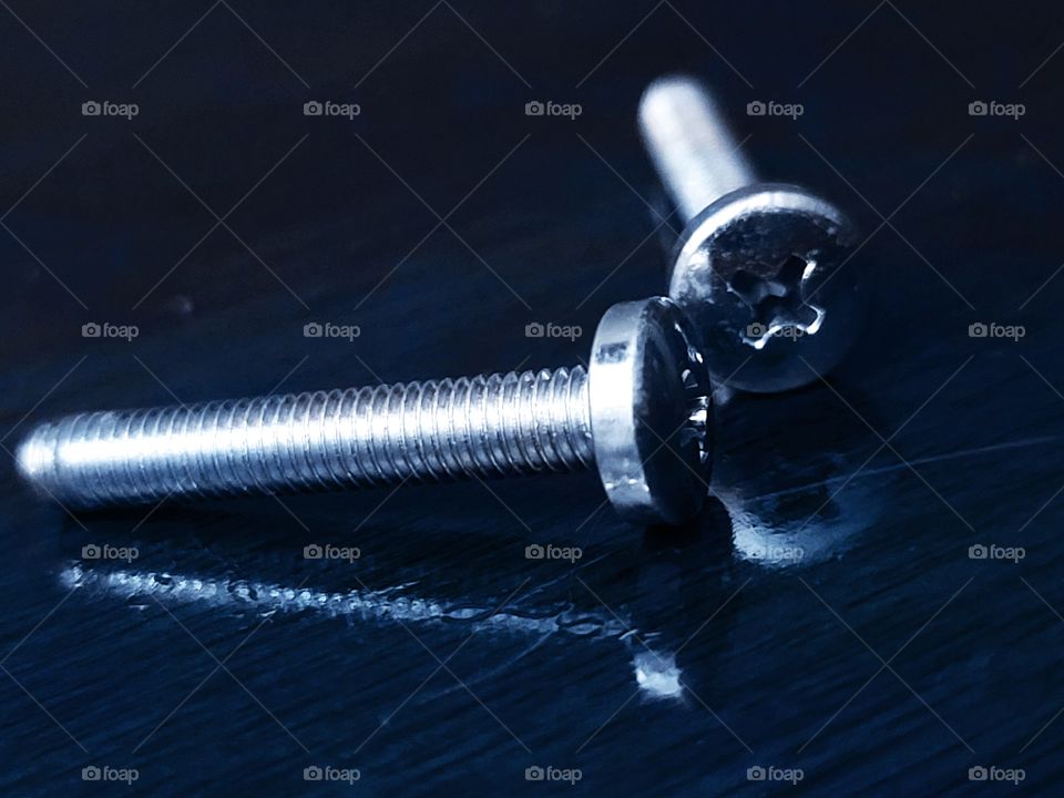 Two Screws - Dos Tornillos