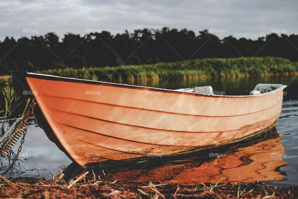 orange boat in Schweden 