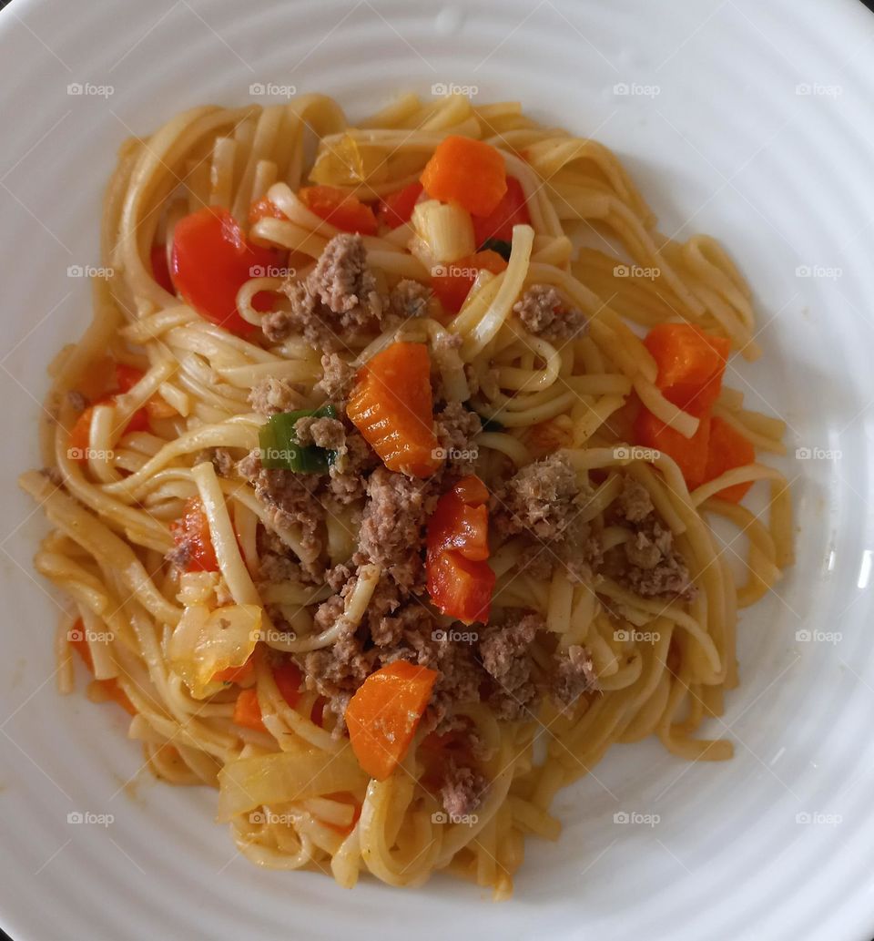 Espaguete com atum e legumes.  O Macarrão é rico em carboidratos,  fácil digestão, versátil, delicioso, e de baixo custo, é muito utilizado pela população  em geral e pelos atletas.