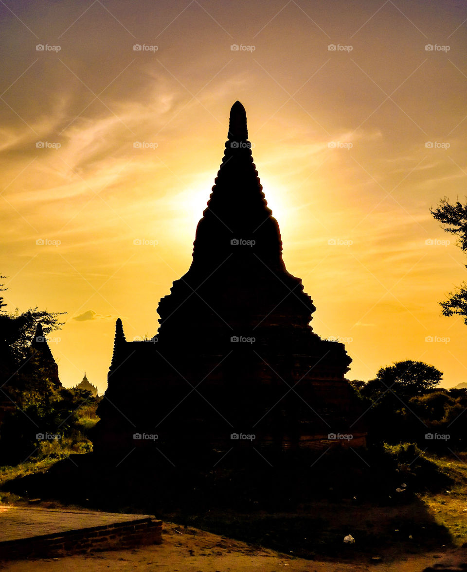 The sun goes behind a pagoda in Bagan, Myanmar 🇲🇲