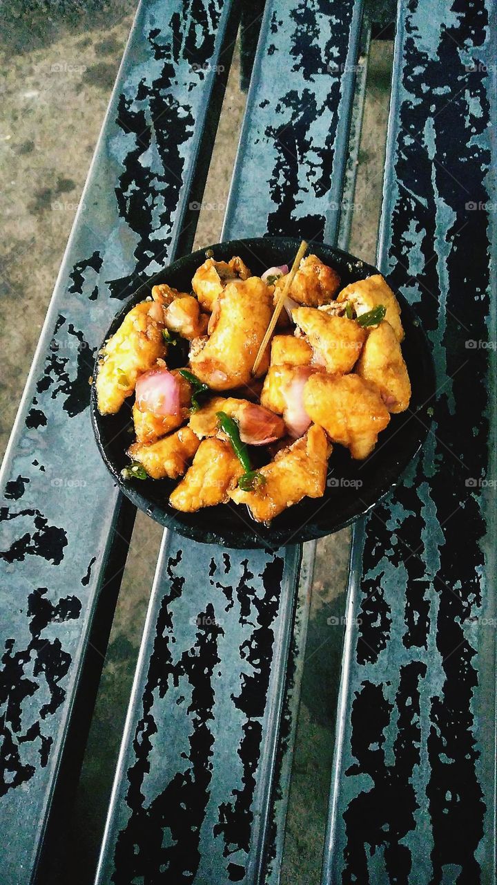 Tofu gejrot consists of tofu that has been fried and then cut into small pieces and then eaten with a sauce with chili, garlic, shallots, sugar. Usually served in small(Tahu Gejrot)