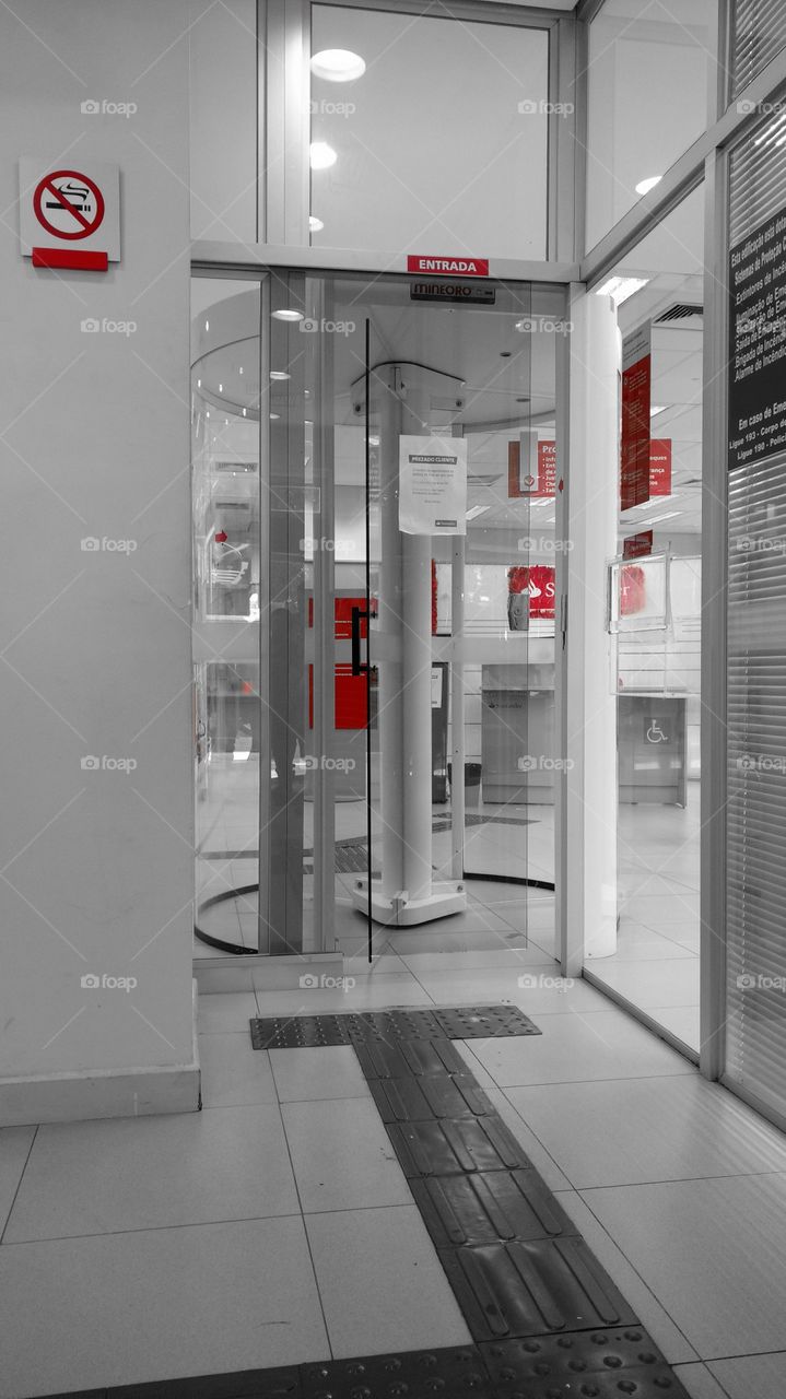 Porta de vidro, roleta, segurança.