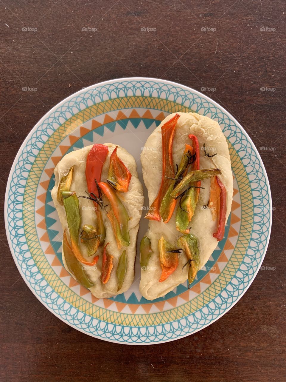 Green and red peppers on pizza 