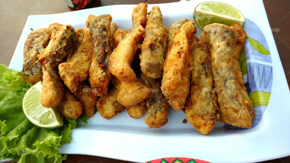Peixes fritos. Porção deliciosa! Ripas de tilápias.