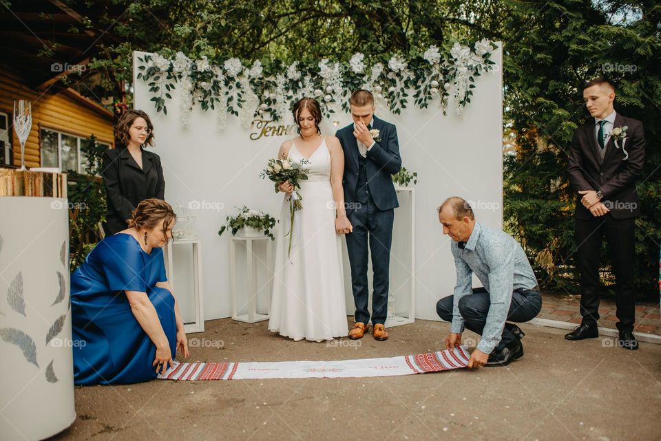 Parents spread a wedding towel