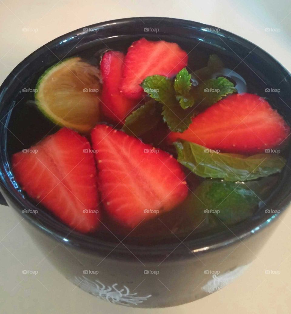 Peach Tea with Strawberries, Mint and Lime