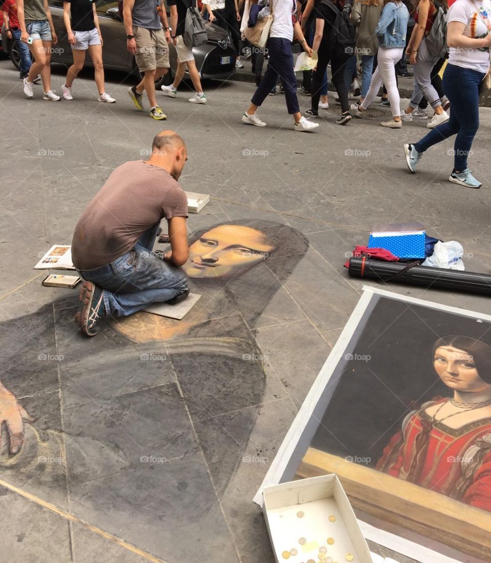 Native Italian artist paints a portrait of the Mona Lisa on the streets of Italy.
