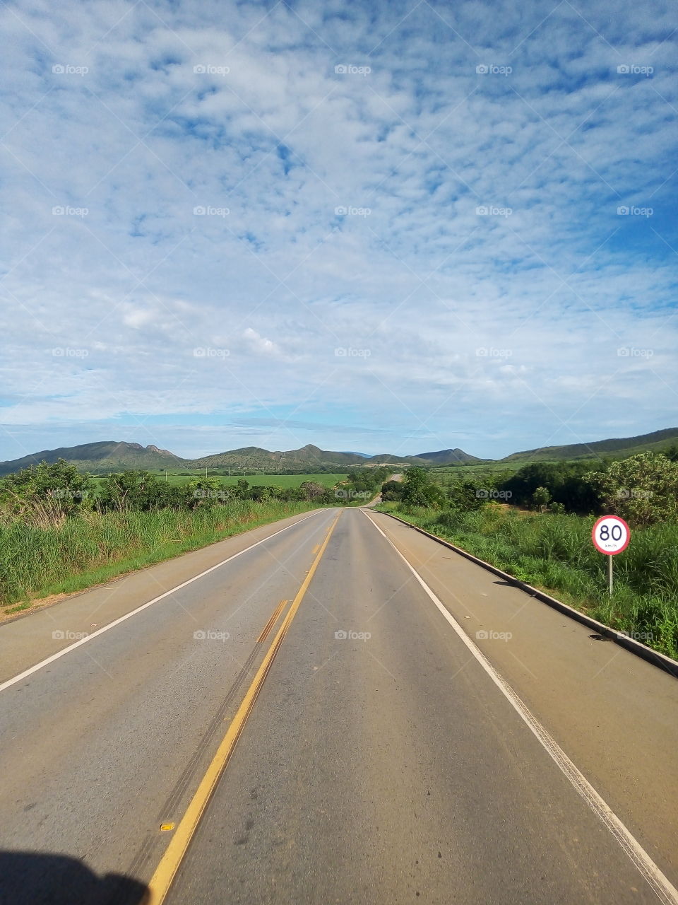 linda estrada com céu azul