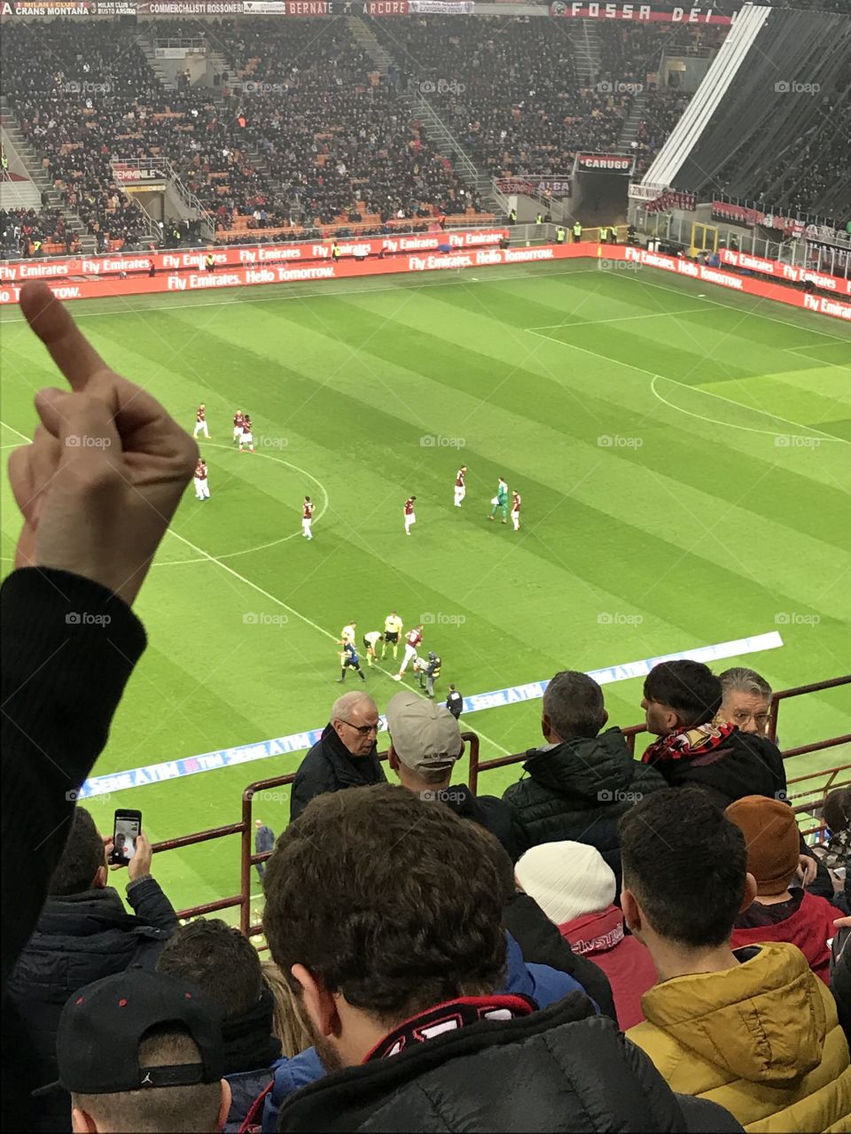 Ein Bild, das die Feidschaft zwischen Inter Mailand und AC Mailand Fans zeigt. Der Finger gehört einer Inter-Anhängerin und zeigt in Richtung Milanblock.