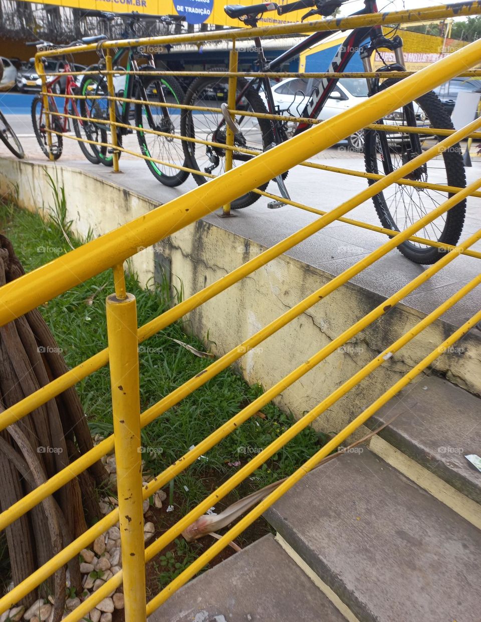 A bicicleta é o meio de transporte  mais eficiente dentre os principais, porque além de ter uma emissão zero  de qualquer gás do efeito estufa ou outro componente  dos combustíveis fósseis.  Ganha na velocidade, já que não fica parada no trânsito.