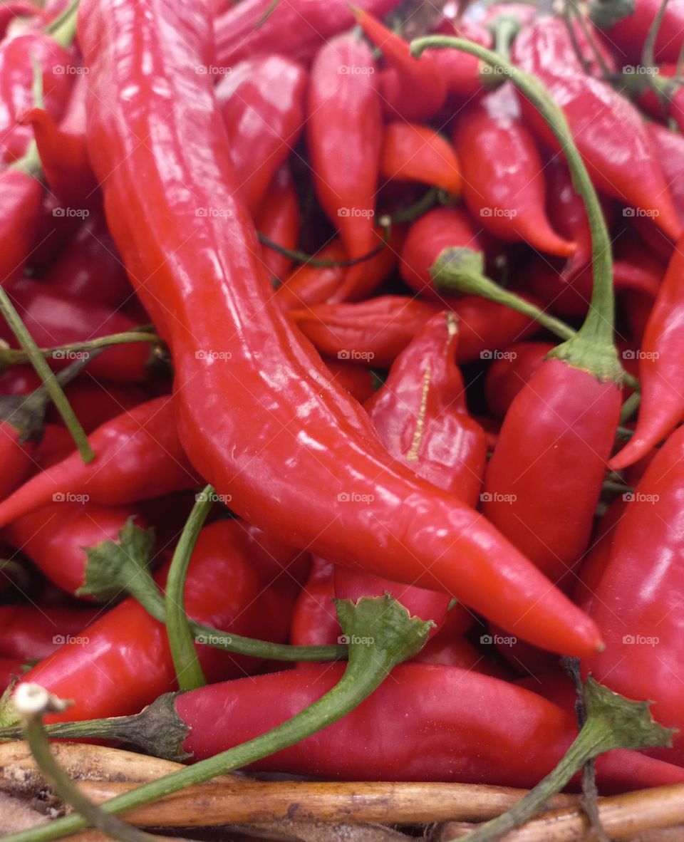 A pimenta malagueta é um fruto rico em antioxidantes, vitamina C. Vitamina A e compostos alcaloides,  que proporcionam  fizermos benefícios  à saúde, como oromover a perda de peso, manter a saúde  do coração  e aumentar as defesas do organismo