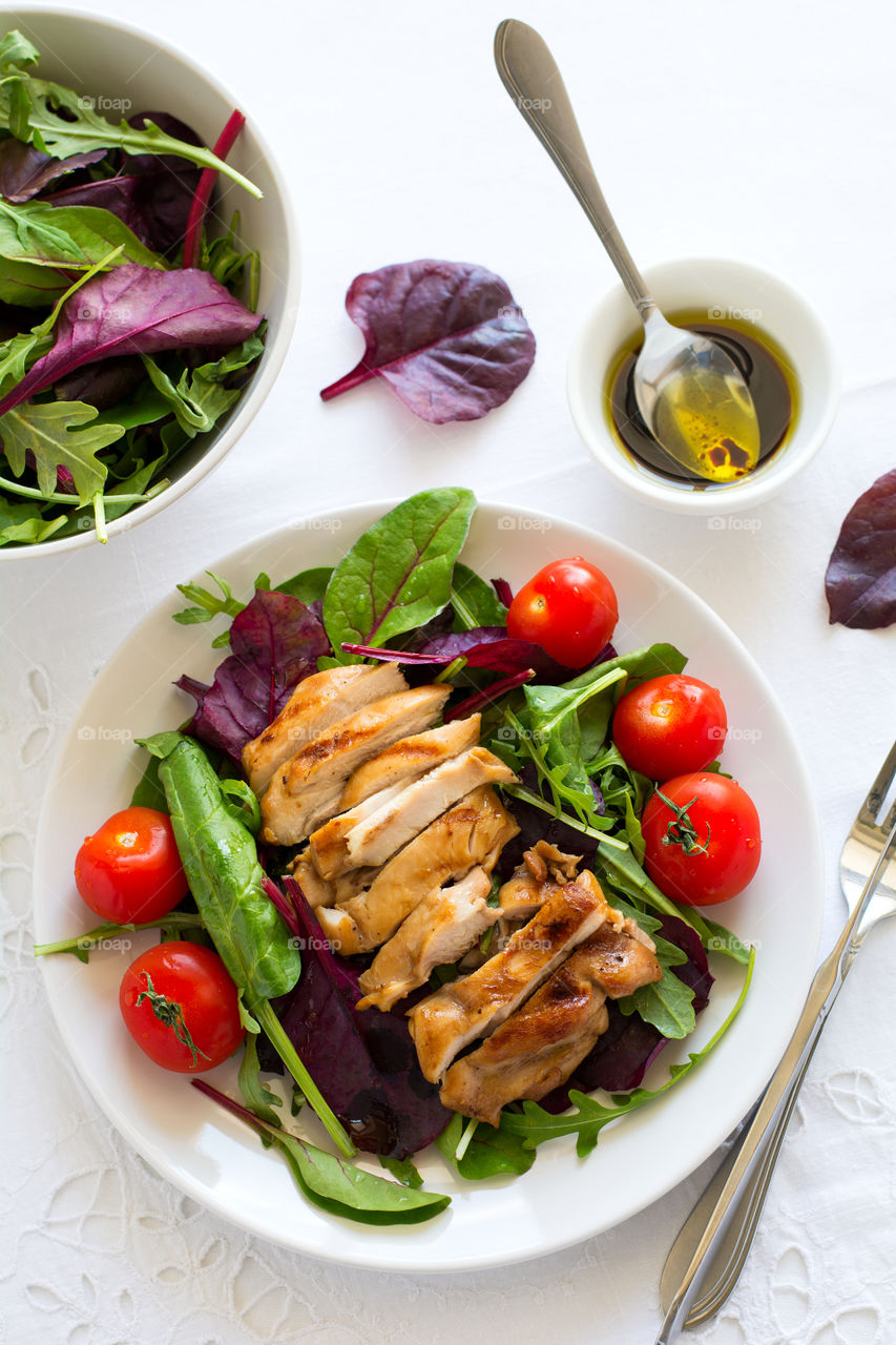 Grilled chicken with vegetables and salad mix