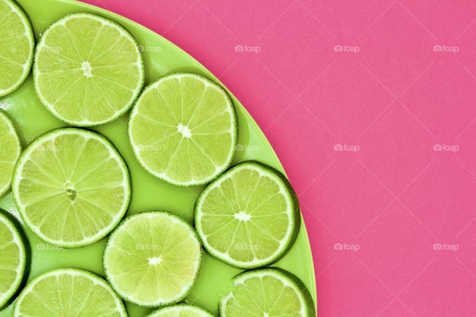 Fruits! - Lines on a green plate on a bright pink background flat lay