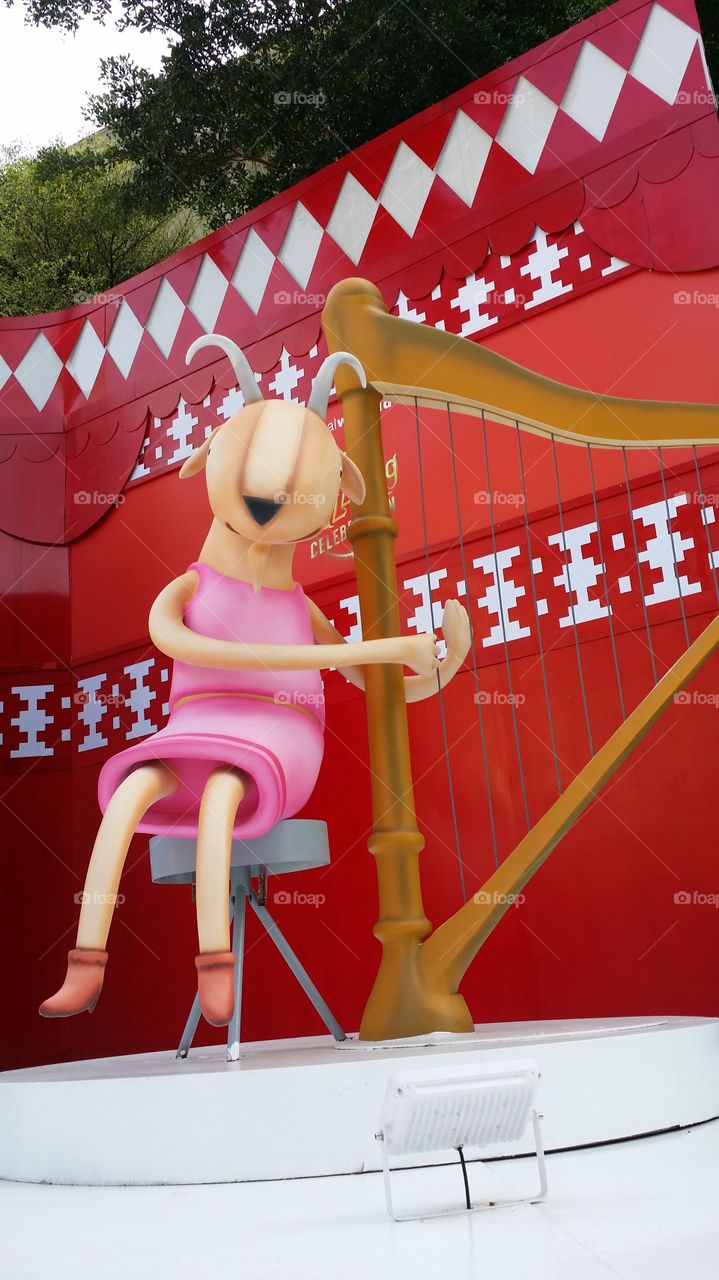 Cabra tocando arpa 🎻 🎼 🎶 🎵 Musical instruments and animals
Christmas celebration 🎅🌲