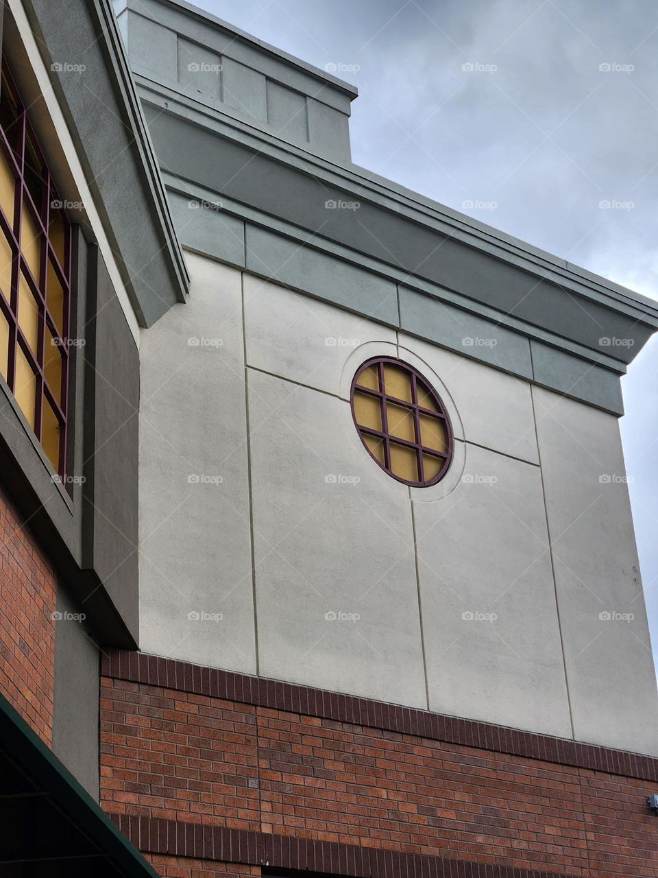 windows on wall of outdoor shopping center building