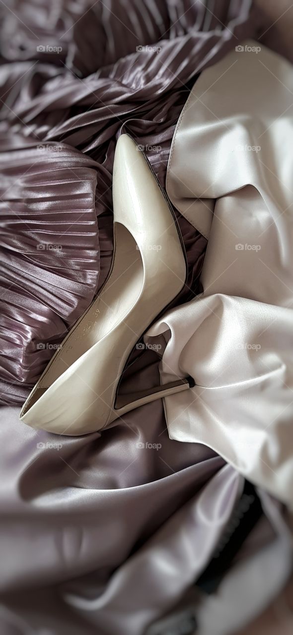 туфли и атласные платья в отпуск