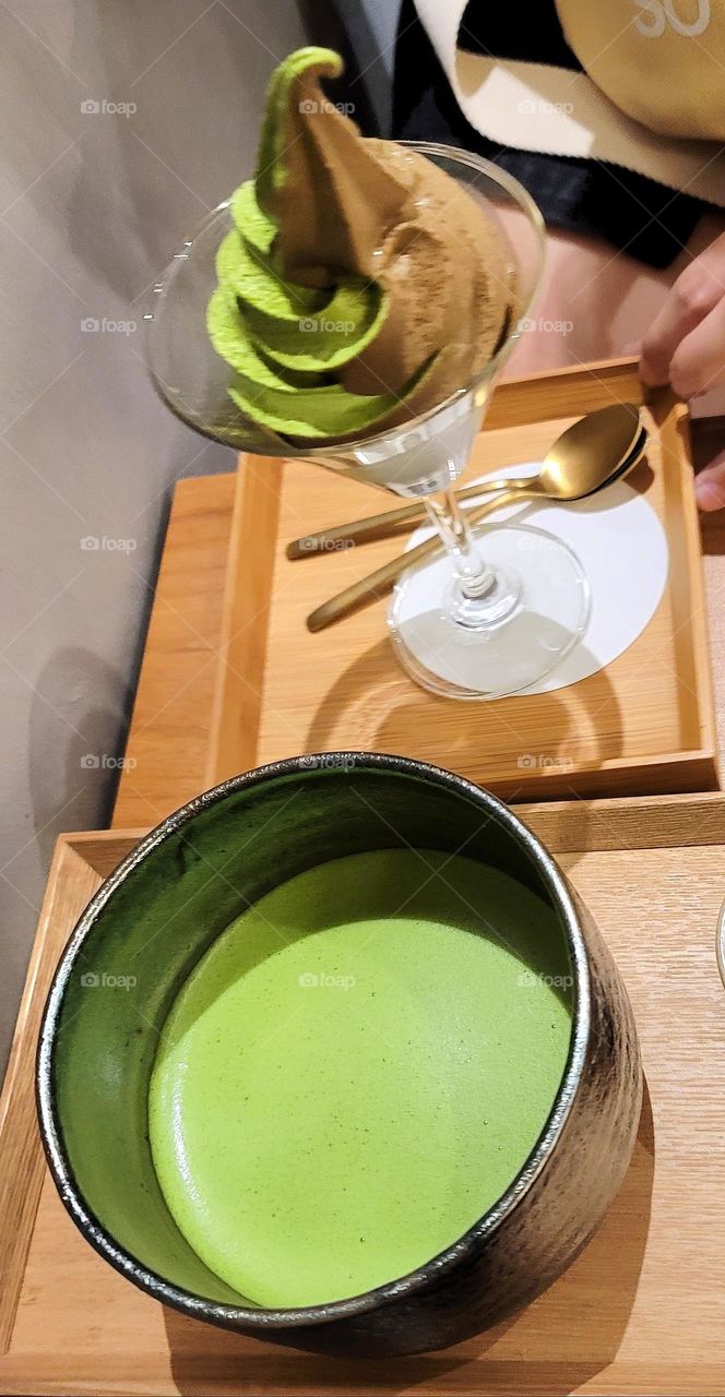 Soft-cream sundae with hojicha and matcha flavors，and a bowl of matcha