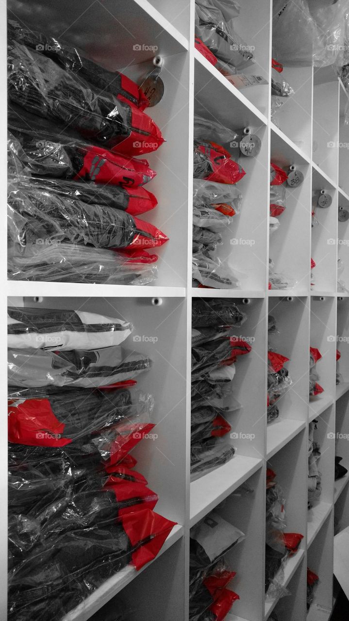 Estoque de roupas em loja.