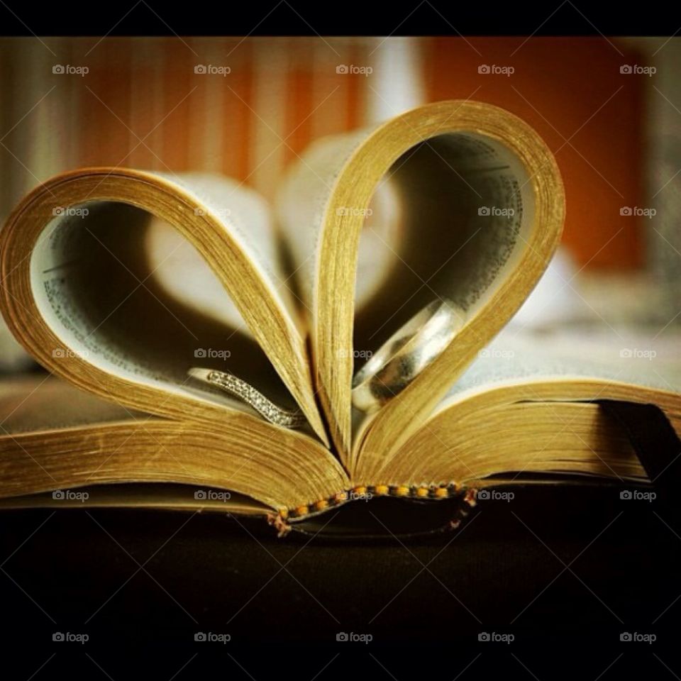 Wedding day bible displays wedding rings in paper heart 