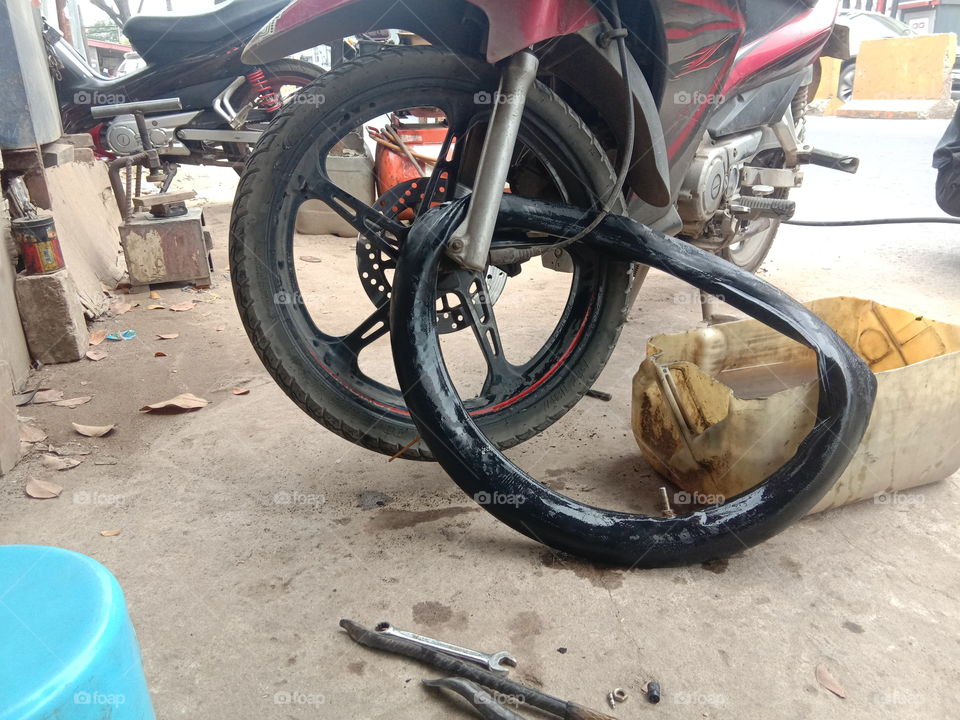 Motorcycle repair workers are using the tire removal tool inside to repair patches