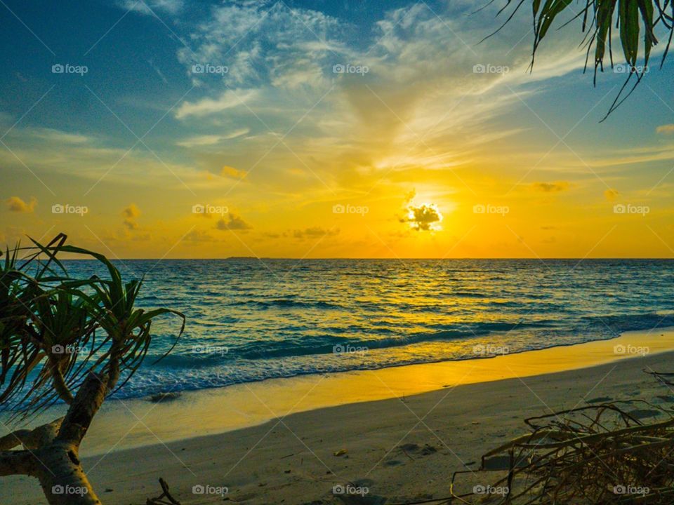 Maldives sunset on Ukulhas atoll 