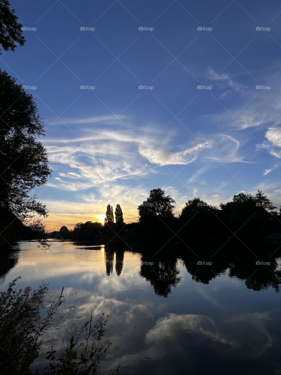 River on the sky or sky on the river ? 