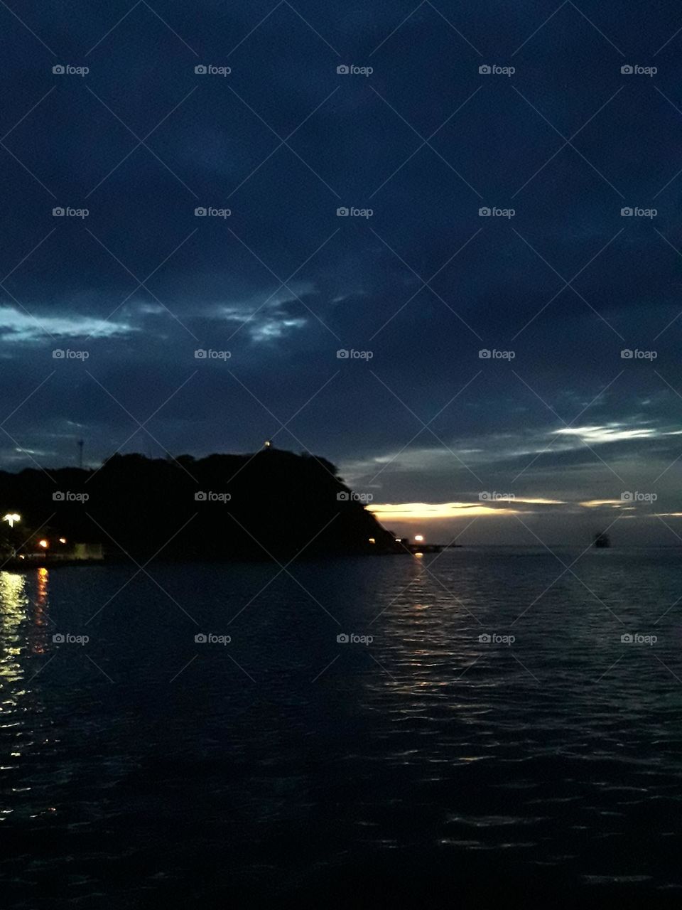 Shore night scenery and faint sunset