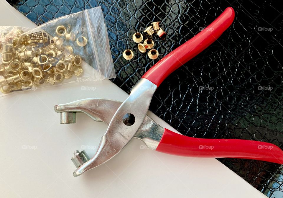 eyelet pliers