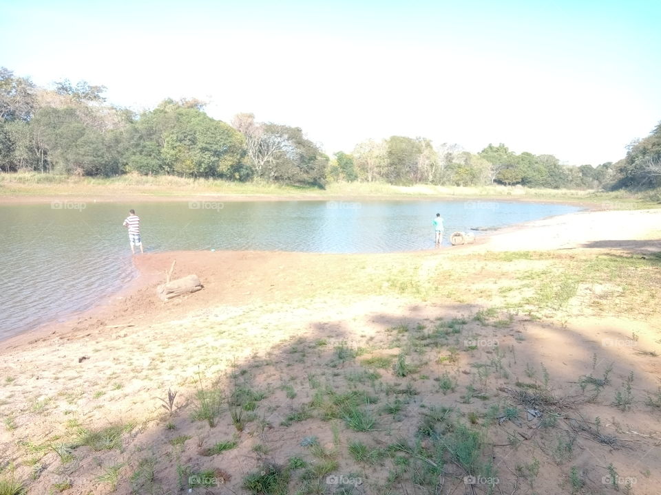 Pessoas dentro do lago!