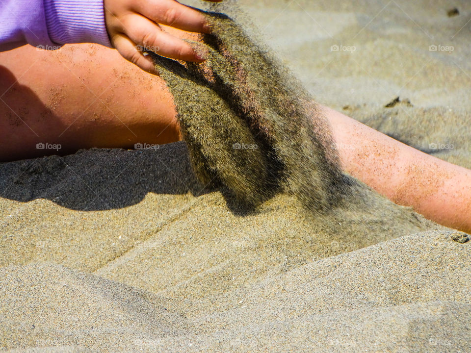 Sea sand, hand's time