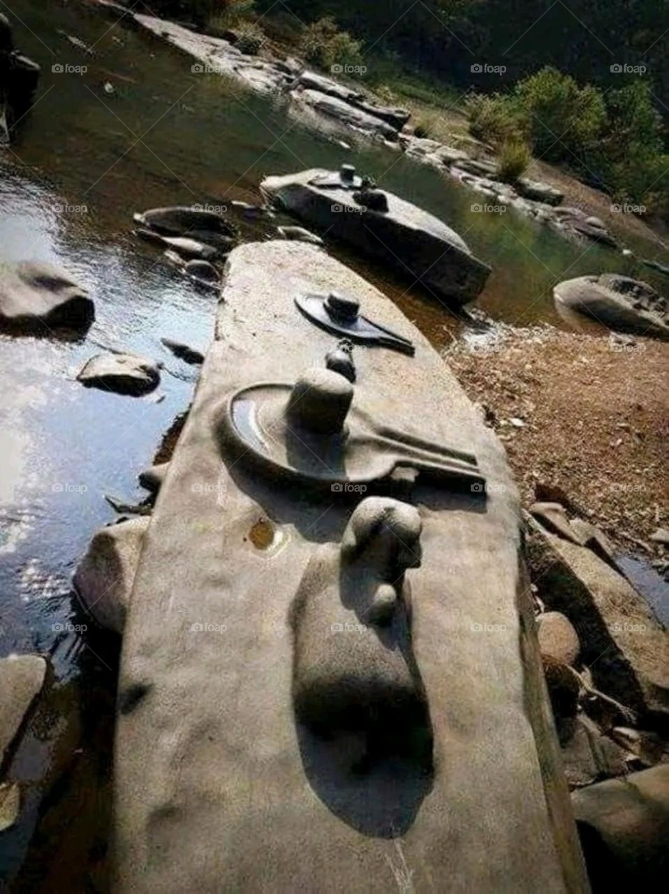 A large number of Shivlings were made on the banks of the river.