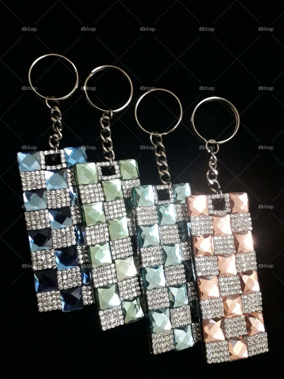 
The idea of this key ring is to use my portfolio to make the same style. Champagne crystal diamond, sapphire crystal diamond, lake blue crystal diamond, emerald green crystal diamond, a total of four options.
